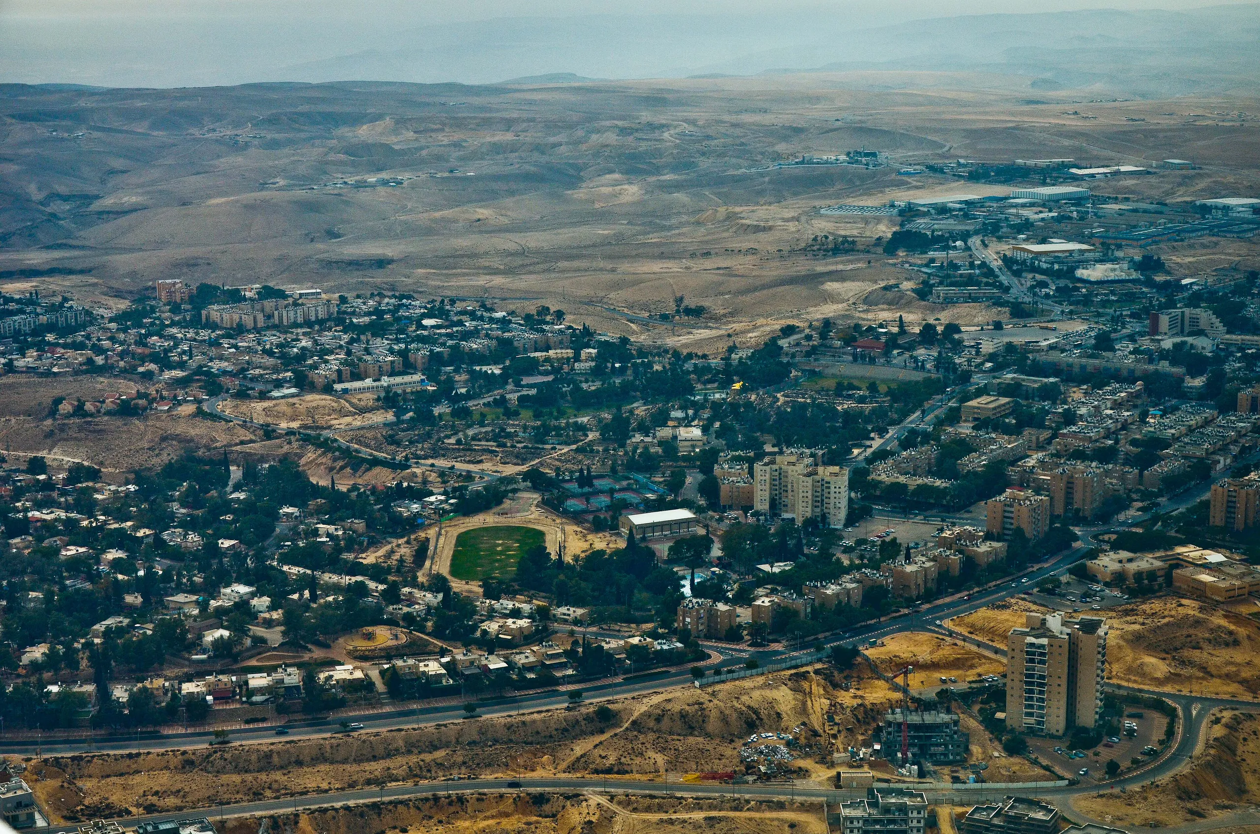 ערד, מבט מהאוויר על העיר והמדבר