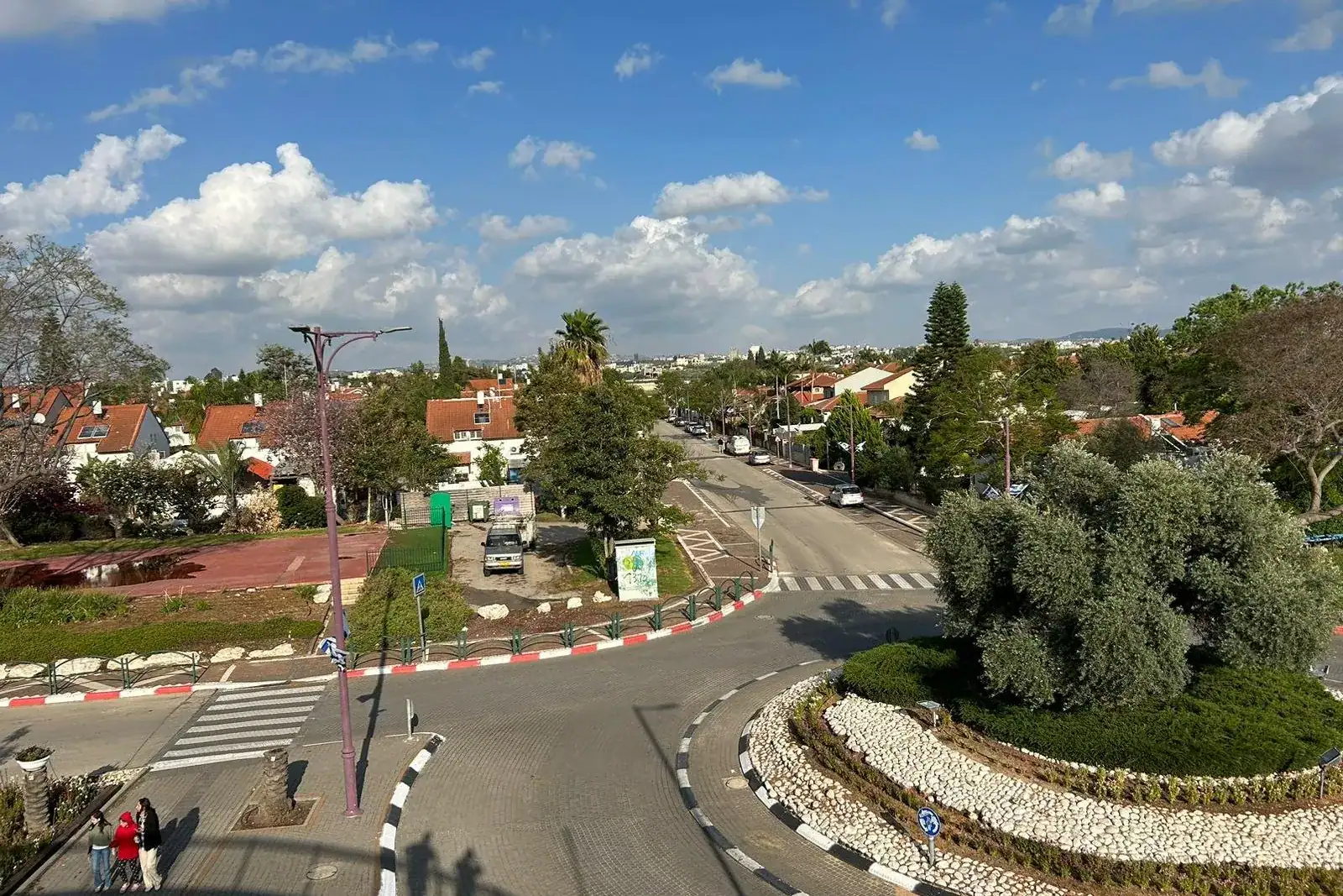 בת חפר, כיכר במרכז הישוב