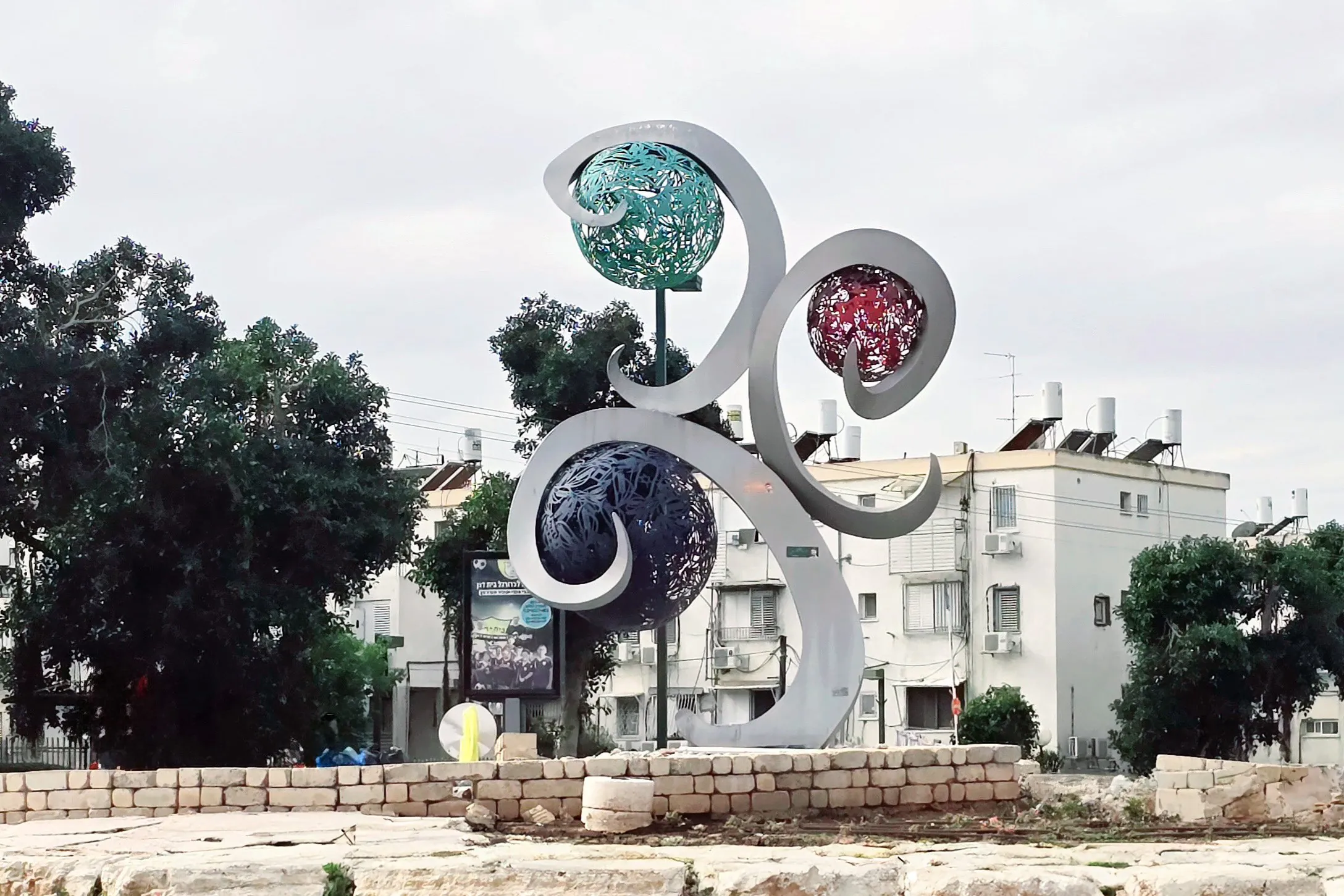 בית דגן, פסל בכיכר במרכז היישוב