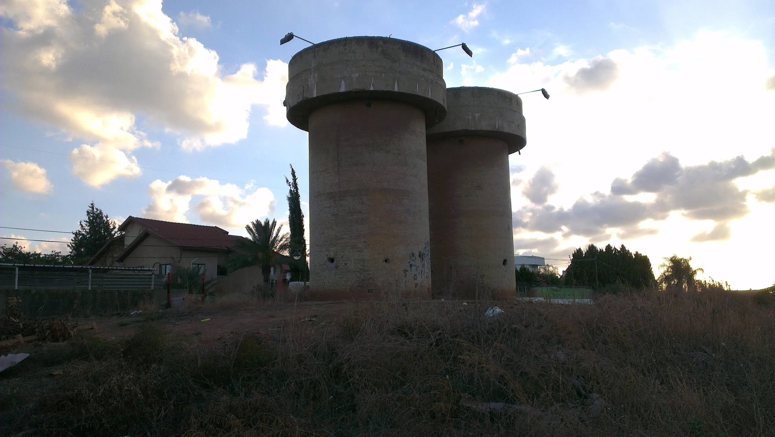 בני עי"ש, מגדלי המים
