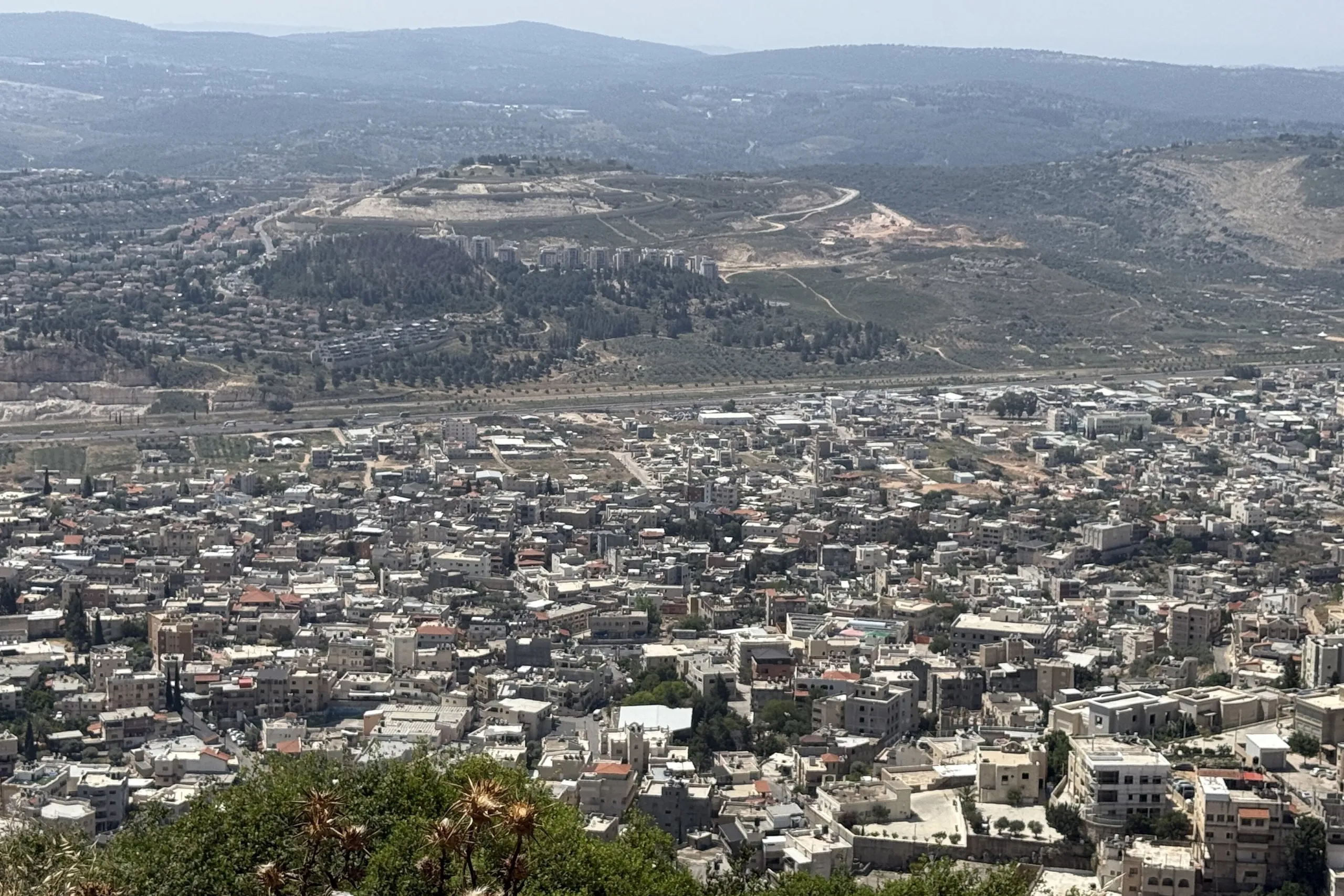 דייר אל-אסד, מבט ממצוק צורים