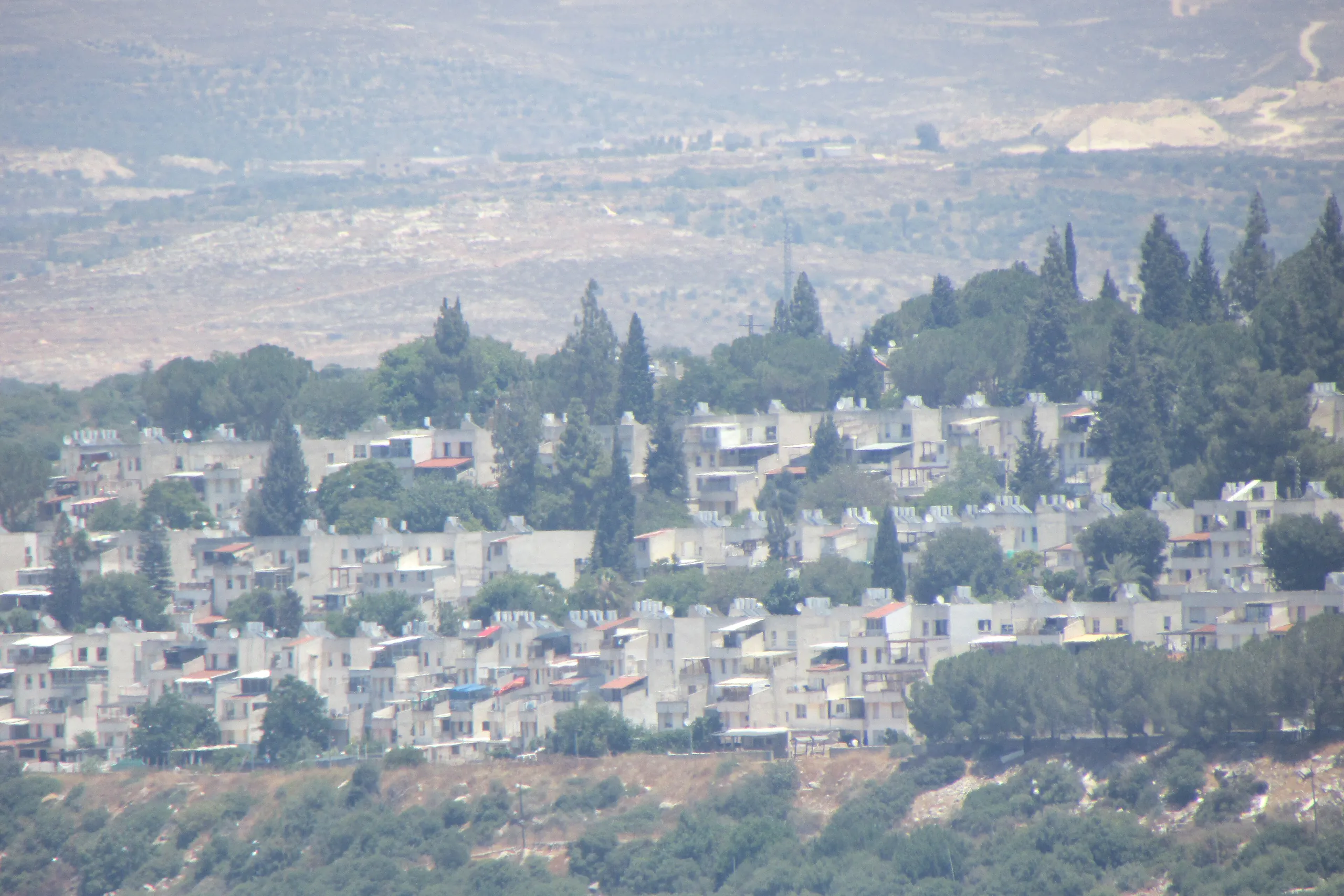 עמנואל, מבט על העיר ממערב