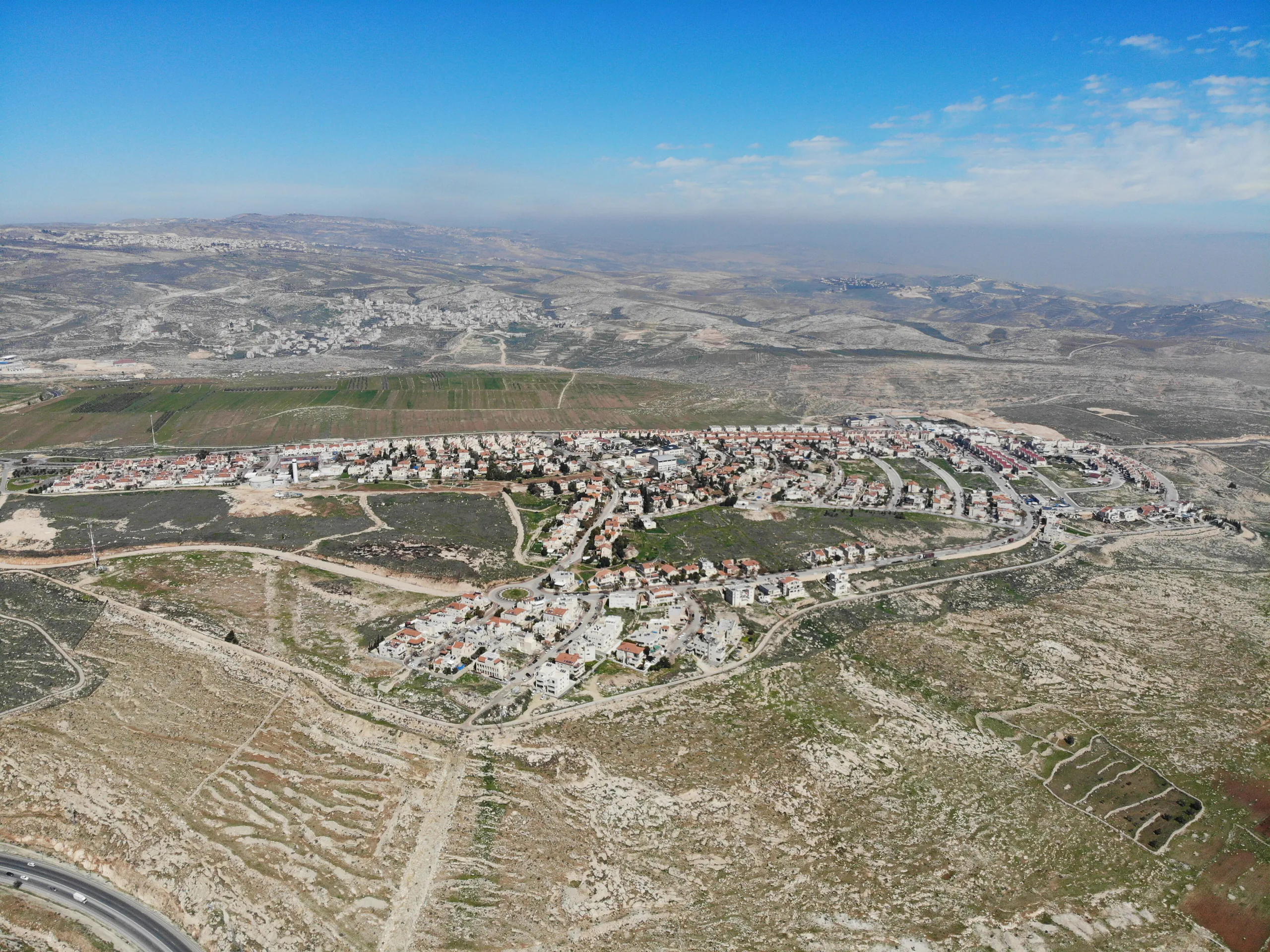 גבע בנימין, מבט מהאוויר על היישוב