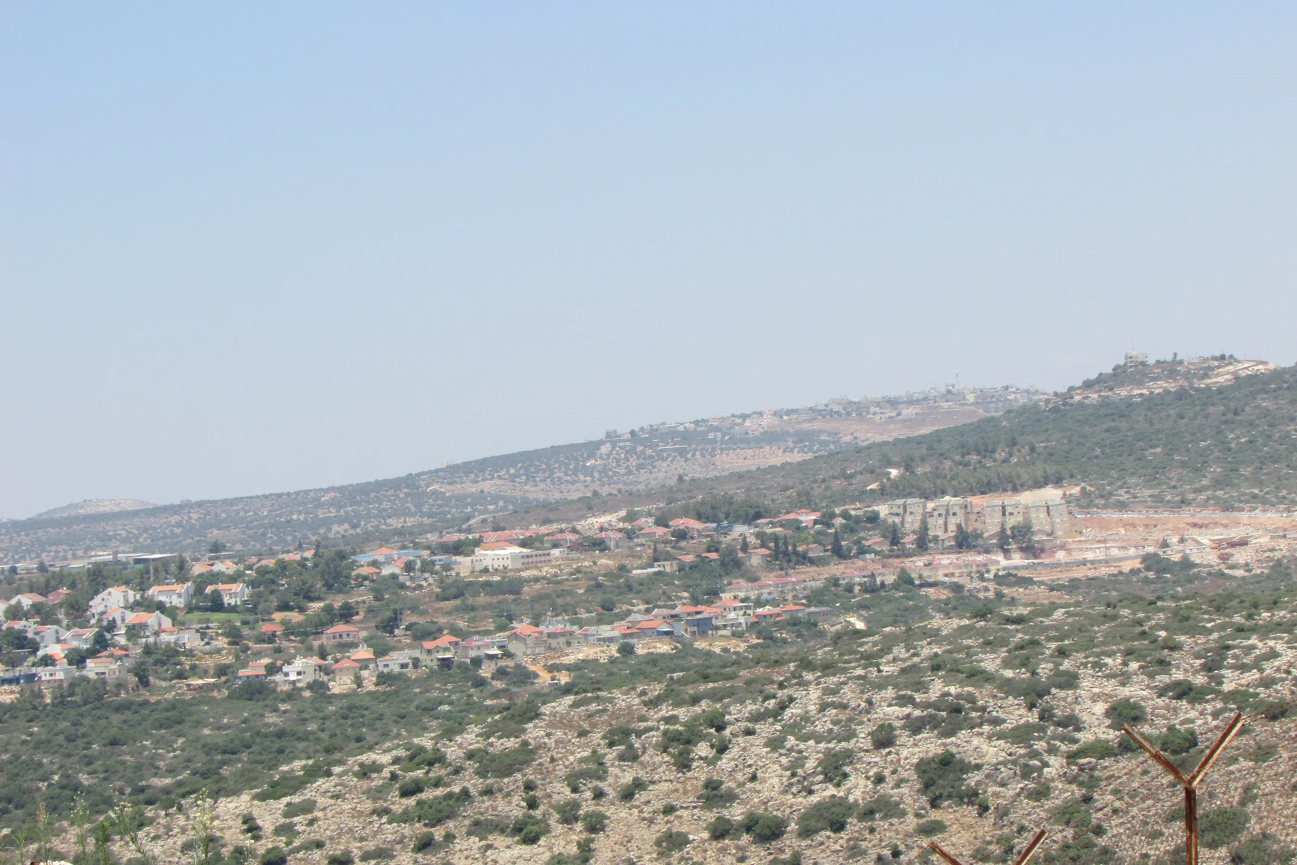 קרני שומרון, שכונת נווה מנחם