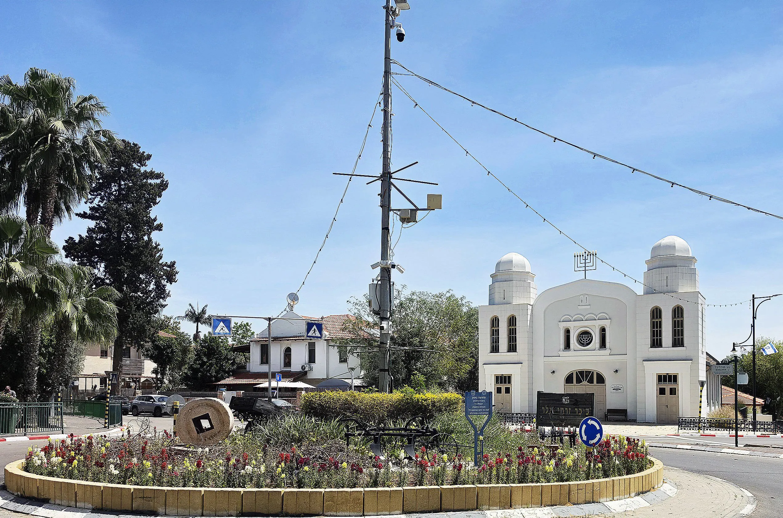 מזכרת בתיה, כיכר זרחי מלר ובית הכנסת הגדול