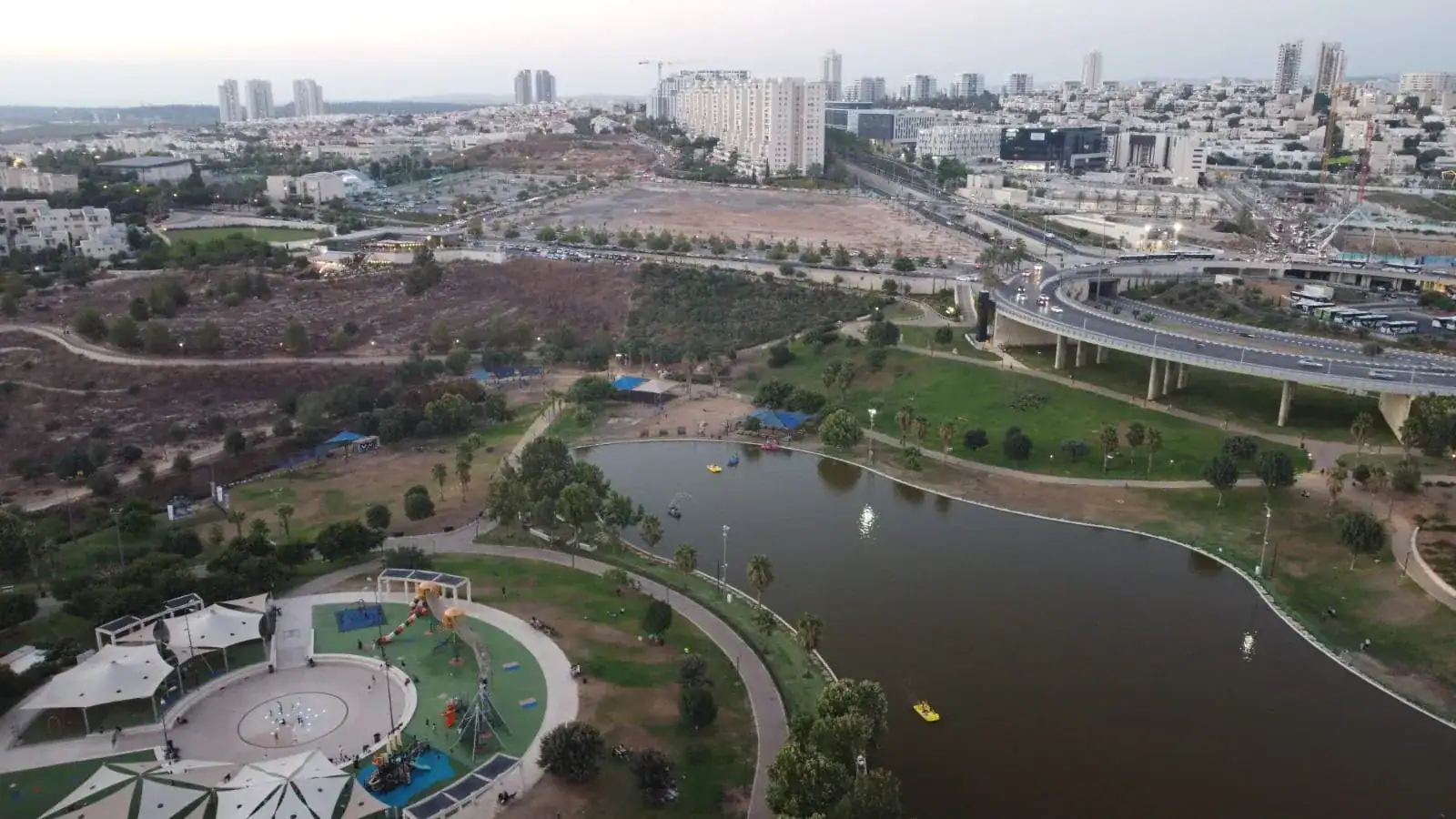 מודיעין, פארק עם אגם ושכונות העיר
