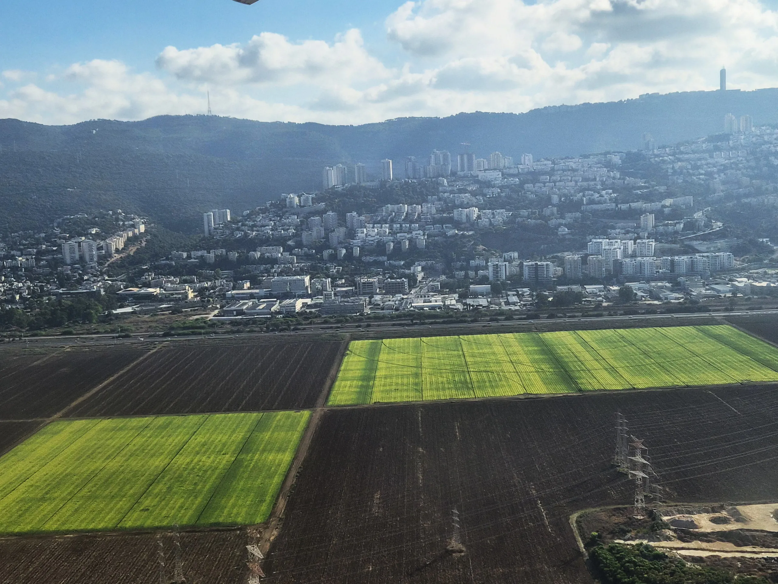 נשר, מבט מהאוויר על שכונות העיר במורד הכרמל