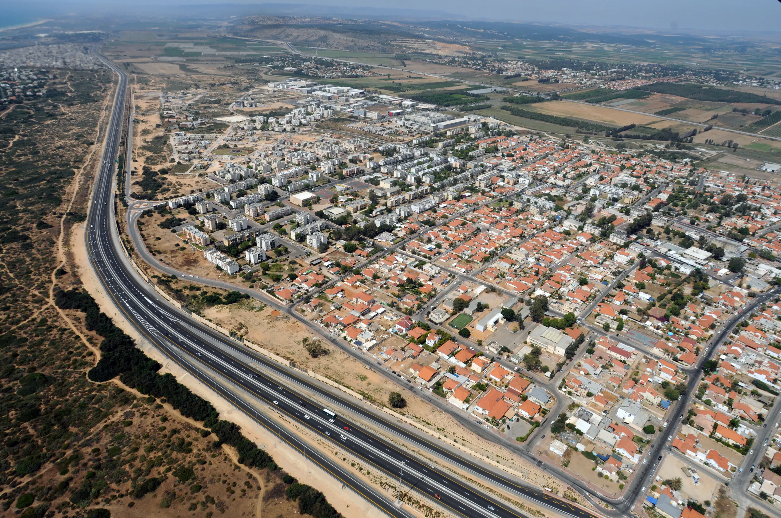 אור עקיבא, מבט מהאוויר על העיר וכביש החוף