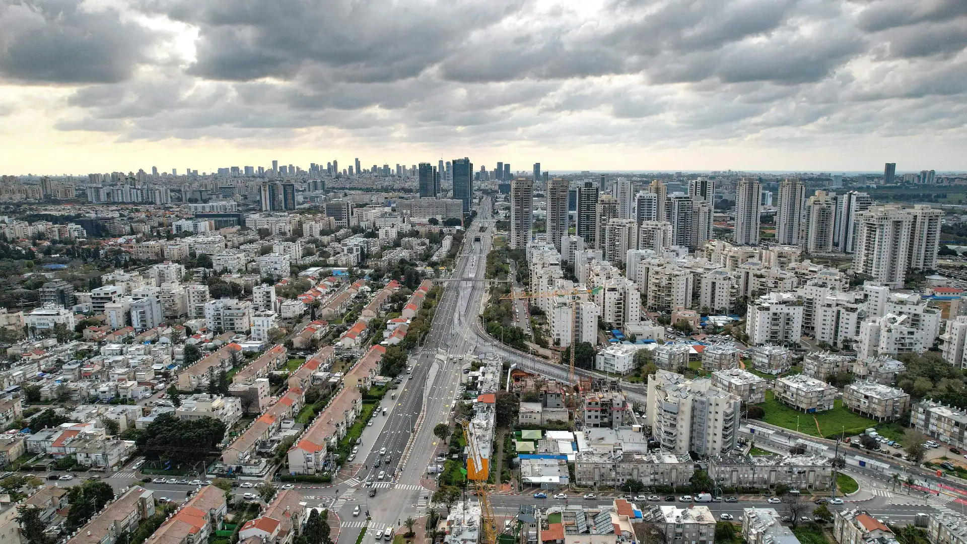 פתח תקווה, קו הרקיע לאורך דרך ז'בוטינסקי