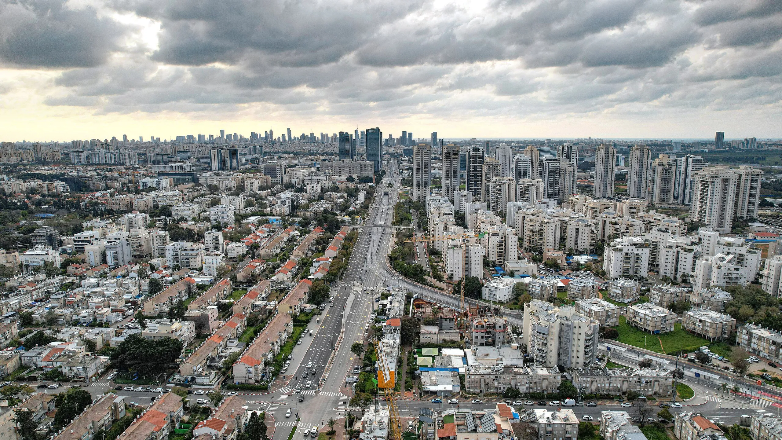 פתח תקווה, קו הרקיע לאורך דרך ז'בוטינסקי