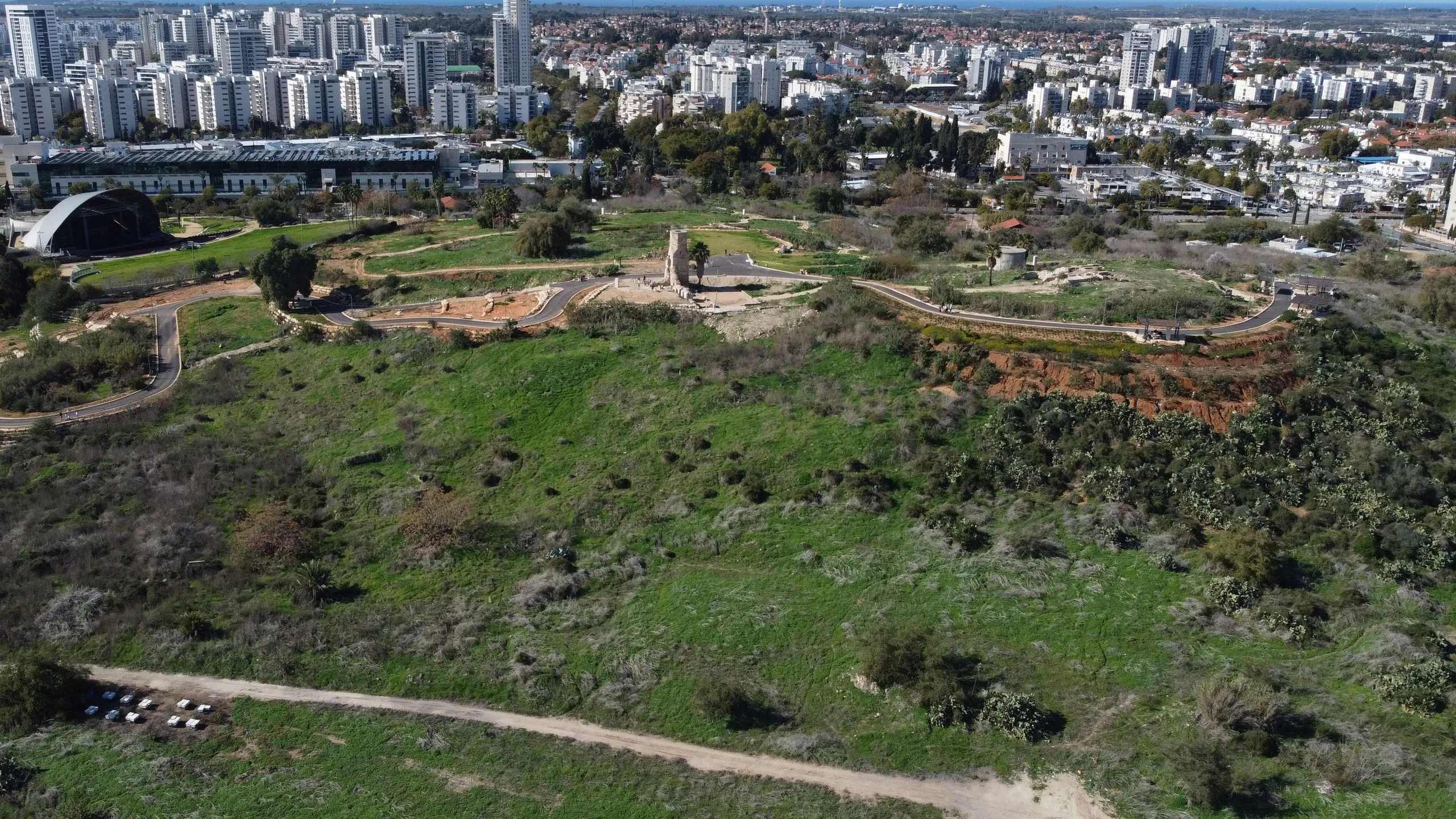 יבנה, מבט מתל יבנה על העיר